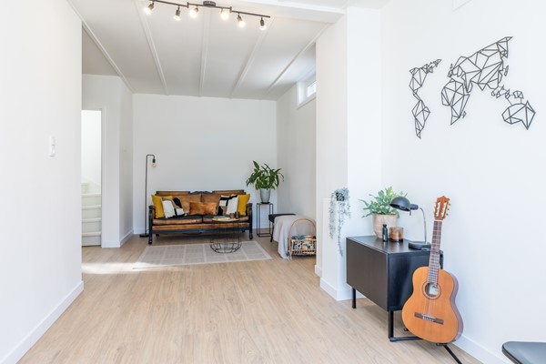 Foto - Verkocht onder voorbehoud: Ruime en veelzijdige vrijstaande woning met 173 m² woonoppervlakte,  extra leefverdieping, 3 slaapkamers (mogelijkheid tot 4), 2 badkamers, royaal bijgebouw en tuin op het zuidoosten in Hulsberg